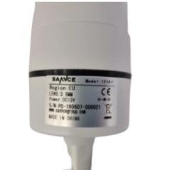 камера спостереження SANNCE вид спереду та збоку з кабелем і кріпленням