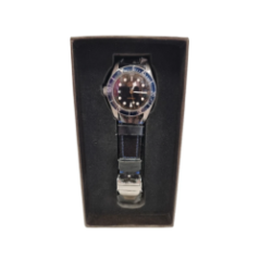 zegarek męski analogowy widok z boku z czarnym paskiem