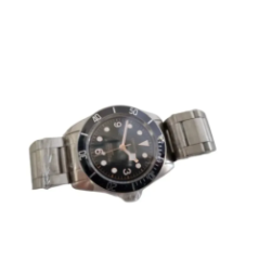 herrenarmbanduhr stahlarmband schwarzes zifferblatt seitenansicht