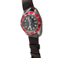 herren sportuhr ausgelegt mit armband