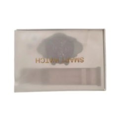 smartwatch z szarym paskiem i ładowarką magnetyczną w opakowaniu