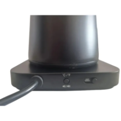 внутрішня частина електричного чайника з нержавіючої сталі з позначками рівня води