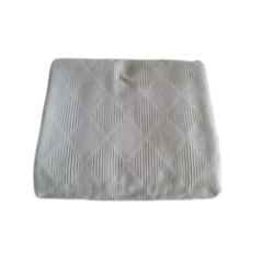 koc narzuta szara z geometrycznym wzorem widok złożonego produktu