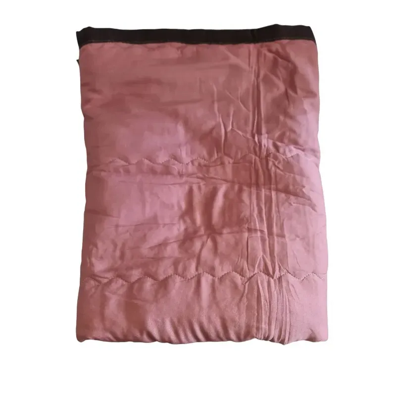 Пікова рожева ковдра з чорною обробкою