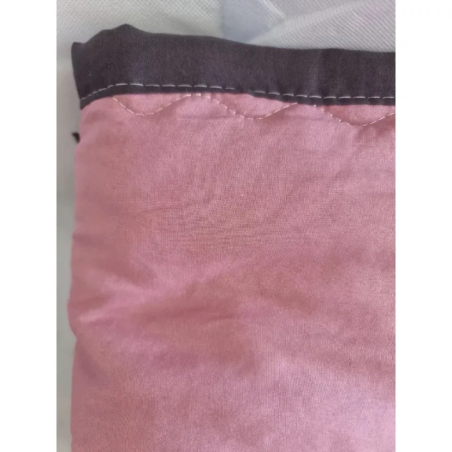 Пікова рожева ковдра з чорною обробкою