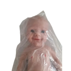 rotes outfit und hut für puppe von oben