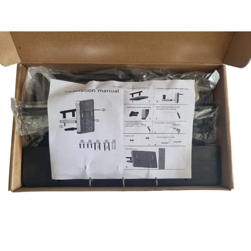 Wieszak ścienny drewniany z metalowymi haczykami do przedpokoju