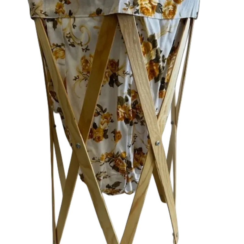 Faltbarer Wäschekorb mit Holzrahmen und floralem Stoffbeutel