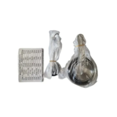 Set aus Metallmessbechern mit Markierungen