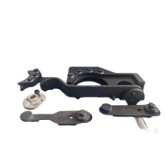 Elemente des Montagewerkzeugsets auf weißem Hintergrund ausgelegt