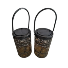 металевий сонячний ліхтар вид збоку з ручкою та декоративним візерунком