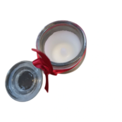 Nahaufnahme des Inneren des Behälters mit weißem LED Element und rotem Band