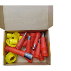 Ansicht des Sets mit roten und gelben Spritzbeuteltüllen in einer Box