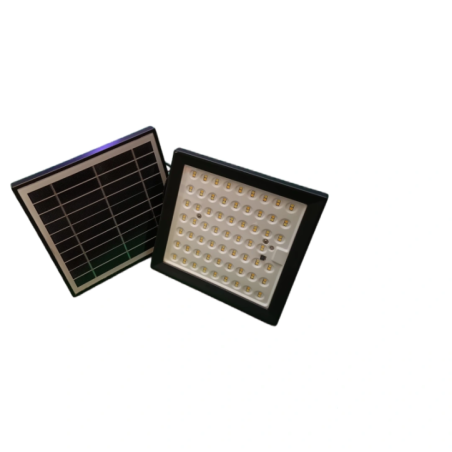 Lampe LED und Solarpanel vor grünem Hintergrund