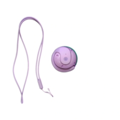 Set von Ohrhörern mit Ladecase und Nackenband auf grünem Hintergrund