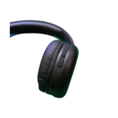 Zbliżenie na przyciski sterujące i port USB-C na nauszniku