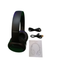 Słuchawki z dołączonym kablem audio, kablem USB i instrukcją obsługi