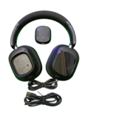 Słuchawki rozłożone z akcesoriami: etui, kable USB i audio