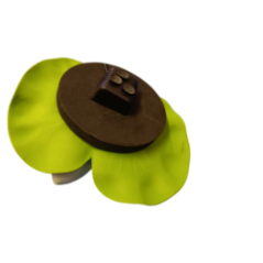 Widok z boku na spód fontanny z zielonym liściem i czarną pompą