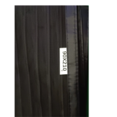 Etikett mit den Abmessungen des Moskitonetzes 90x210 cm auf dem Netzmaterial