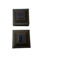 Zwei Solar-Gartenlampen mit sichtbarem Solarpanel oben