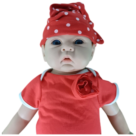 Kinderspielpuppe im roten Outfit