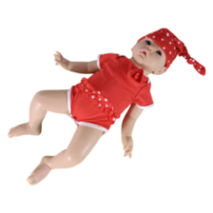 Rückansicht der Puppe im roten Outfit mit Rüsche