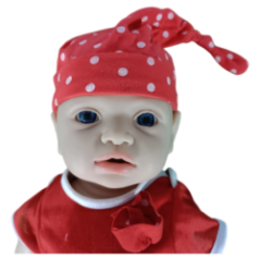 Puppe im roten Outfit und weißen gepunkteten Hut auf grünem Hintergrund