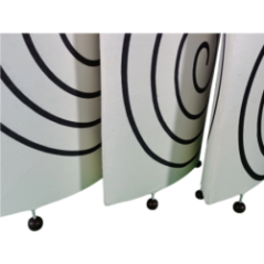 Draufsicht auf drei Schirme mit Spiralprint und internem Metallrahmen