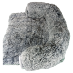 Widok z boku na szare legowisko dla psa z podwyższonymi bokami