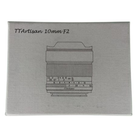 TTArtisan 10mm F2 Objektivverpackung auf grünem Hintergrund mit einem Lineal