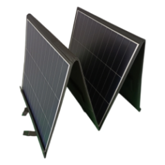 Panel solarny rozłożony w trzech segmentach pokazujący ogniwa fotowoltaiczne