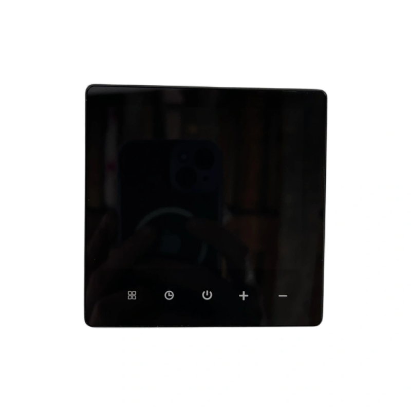 Schwarzes Touchscreen-Bedienfeld des Thermostats mit Symbolen