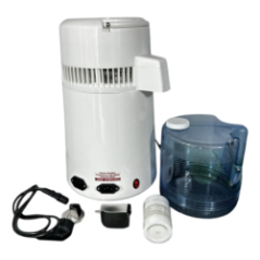 weißer Wasserdestillator mit Behälter und Zubehör
