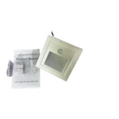 Nahaufnahme der Vorderseite des LED Lichts mit Sensor PIR