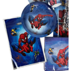 Zbliżenie na kubki, balony i naklejki z motywem Spider-Man