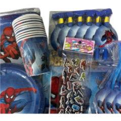 Spider-Man Geburtstagsdekorationsset auf einem Tisch ausgelegt